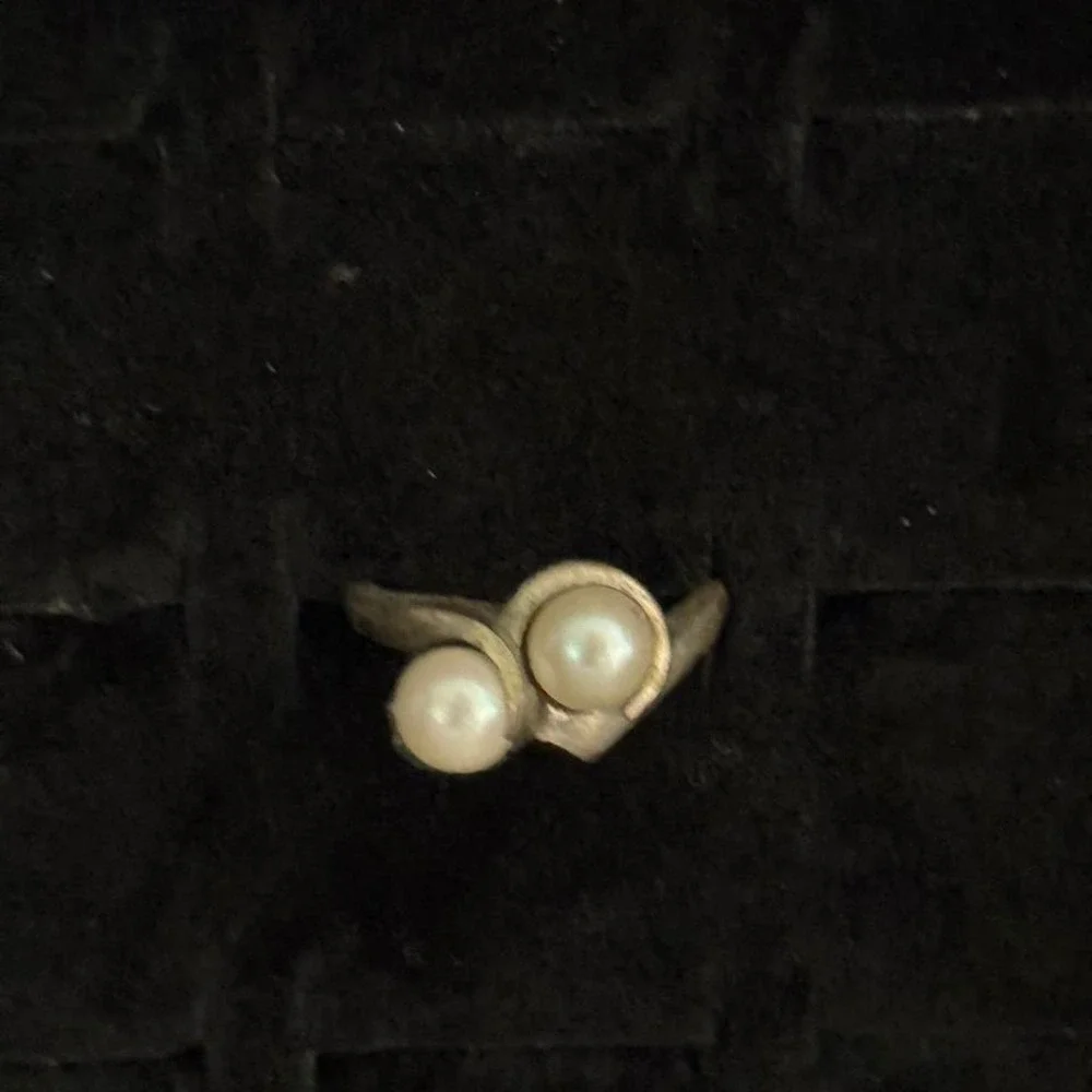 Size 6 Two Pearl Unique Silver Ring